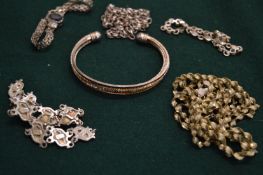 Various decorative silver and other jewellery.
