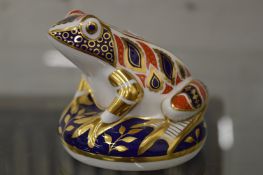 A Royal Crown Derby model of a frog seated on a base.