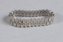 AN 18CT WHITE GOLD LARGE DIAMOND BRACELET set with 14.17ct baguette diamonds.