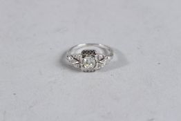 AN ART DECO PLATINUM SINGLE STONE RING.