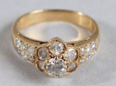 AN 18CT GOLD AND DIAMOND CLUSTER RING.
