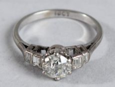 AN EDWARDIAN PLATINUM AND 1CT DIAMOND SINGLE STONE RING.