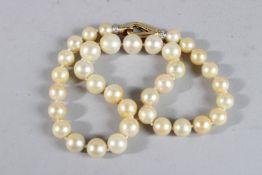 AN 18CT GOLD SOUTHSEA PEARL NECKLET, snap set with diamonds.