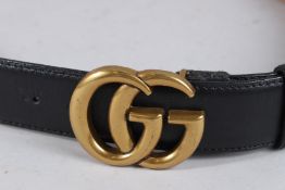 A GUCCI BLACK LEATHER BAG.