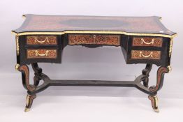 A GOOD BOULLE RECTANGULAR TOP DESK with brass inlay on tortoiseshell, five frieze drawers with