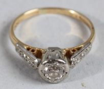 AN 18CT GOLD AND PLATINUM SINGLE STONE RING.