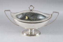 A VERY GOOD GEORGE III SILVER BOAT SHAPED TUREEN AND STAND BY HESTER BATEMAN of plain design with