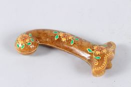 AN INLAID HARDSTONE MUGHAL HANDLE. 5.5ins long.