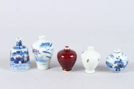 A COLLECTION OF FIVE VARIOUS SNUFF BOTTLES.