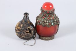 A CHINESE HARDSTONE SNUFF BOTTLE, with overlaid gilt metal and decorative stone mounted
