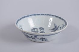 AN 18TH CENTURY CHINESE BLUE AND WHITE PORCELAIN BOWL, 16cms diameter.