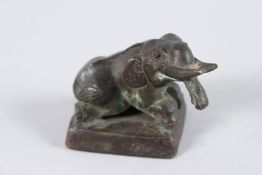 A SMALL MING BRONZE ELEPHANT SEAL. 2ins high.