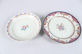 A 19TH CENTURY CHINESE FAMILLE ROSE PLATE, painted with a central spray of flowers within a scale