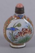 A CHINESE ENAMELLED SNUFF BOTTLE AND CORAL STOPPER, 5cms high.