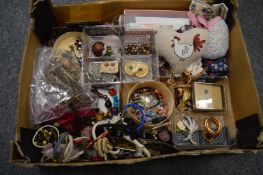 Large quantity of bijouterie.