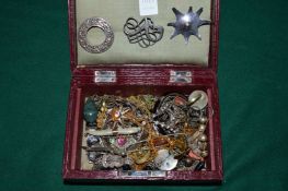 Leather jewellery box containing a good collection of costume and other jewellery.