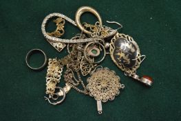 Various silver jewellery.