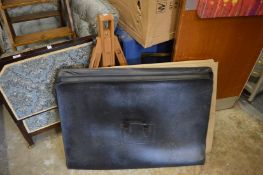 An easel and two folio cases.