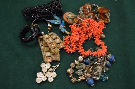 Quantity of bijouterie.