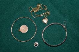 A collection of 9ct gold jewellery.