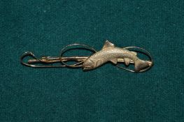 An 18ct gold fly fishing brooch.