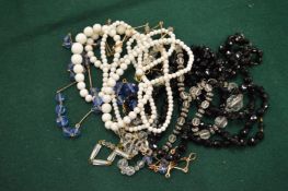 A quantity of bijouterie.