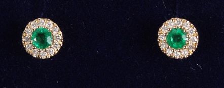 A PAIR OF 18CT YELLOW GOLD, EMERALD AND DIAMOND ROUND CLUSTER EAR STUDS.