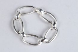 A HALLMARKED STERLING SILVER OVAL LINK BRACELET.