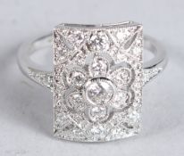 AN 18CT WHITE GOLD ART DECO STYLE DIAMOND RING.