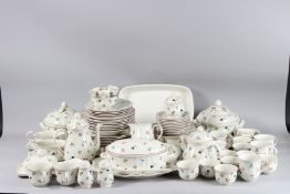A LARGE VILLEROY & BOCH PETITE FLEUR DINNER SERIVE, approximately 100 pieces.