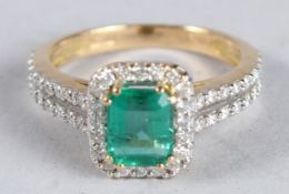 AN 18CT YELLOW AND WHITE GOLD DIAMOND CLUSTER RING.