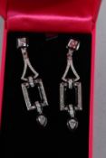 A PAIR OF SILVER LONG DROP ART DECO STYLE EARRINGS.