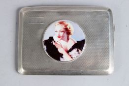 A GEORGE V ENGINE TURNED SILVER CIGARETTE CASE. 3.25ins x 7.5ins. Birmingham 1928, with a circular