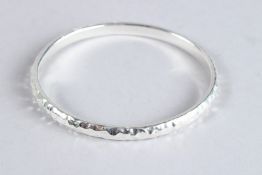 A STERLING SILVER BANGLE WITH HAMMERED FINISH.