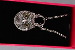 A SILVER AND AGATE SET OWL PADLOCK NECKLACE.