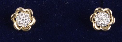 A PAIR OF 18CT YELLOW GOLD DIAMOND CLUSTER EAR STUDS.