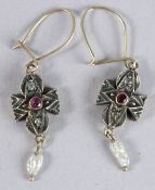 A PAIR OF GOLD FILIGREE EARRINGS.
