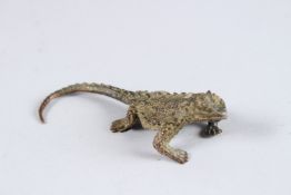 A JAPANESE OKIMONO BRONZE LIZARD. 3.5ins long.