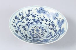 A CHINESE BLUE AND WHITE CIRCULAR PEDESTAL BOWL. 8.5ins diameter.