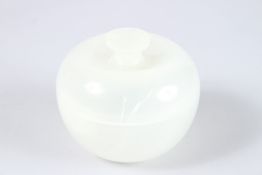 AN AGATE APPLE SHAPED BOX AND COVER. 3.5ins diameter.