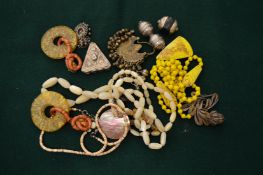 Quantity of bijouterie.