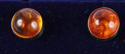 A PAIR OF 9CT YELLOW GOLD AND AMBER STUD EARRINGS.