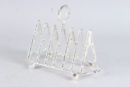 A SILVER PLATED HUNTING TOAST RACK.