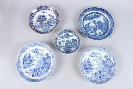 FOUR VARIOUS WILLOW PATTERN BLUE AND WHITE DISHES AND SAUCERS.