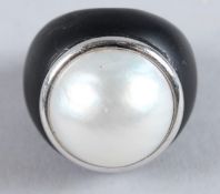 A LARGE PEARL AND WHITE GOLD BLACK RING.