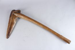 AN UNUSUAL MAORI WOODEN CLUB. 22ins long.