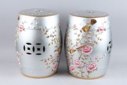 A GOOD PAIR OF CHINESE DESIGN PORCELAIN BARREL SEATS.