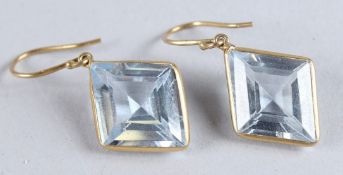 A PAIR OF 18CT GOLD AQUAMARINE DROP EARRINGS.