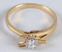 AN 18CT GOLD SOLITAIRE DIAMOND RING.