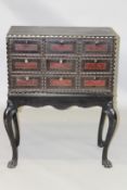 AN 18TH / 19TH CENTURY PORTUGESE EBONY, TORTOISESHELL AND BONE INLAID VARGUENO ON STAND, with an